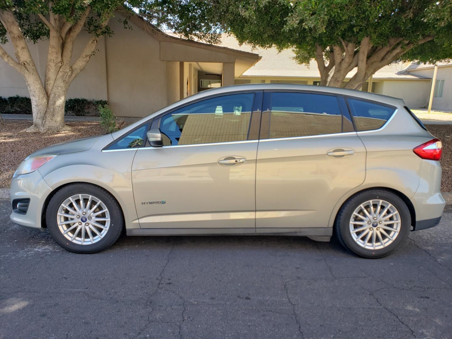 2015 /gray and black Ford C-Max Hybrid sel (1FADP5BU3FL) with an 2.0L L4 DOHC 16V engine, 6-Speed Automatic transmission, located at 323 E Dunlap Ave., Phoenix, AZ, 85020, (602) 331-9000, 33.567677, -112.069000 - 2015 Ford C-Max SEL,.......A Must See!!...... No accidents, Ice cold AC. The car is gorgeous inside and out. Power windows, Power door locks, Touch screen Stereo/Cd player, Phone sync, Bluetooth, Satellite compatible, Backup camera, Beautiful gray and black interior with black Leather seats, Incredi - Photo#6